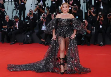 Olivia u svom filmu glumi sporednu ulogu, dok je glavne dodijelila svom dečku Harryju i glumici Florenece Pugh koja je na crvenom tepihu zablistala u Valentinovoj crnoj haljini s neobičnim detaljima. 