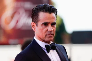 U jedan od najljepših gradova svijeta, na premijeru crne komedije &quot;The Banshes of Inisherin&quot; stigao je Colin Farrell koji u filmu igra glavnu ulogu. Klasično smoking odijelo &quot;podignuo&quot; je naušnicom. 
