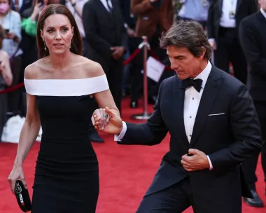 Slavni glumac Tom Cruise javnost je oduševio kad je na svibanjskoj premijeri filma Top Gun  pomogao vojvotkinji Catherine Midleton. Duga haljina otežavala joj je uspon stepenicama pa je Cruise uskočio u pomoć pridržavajući pritom i svoje odijelo.