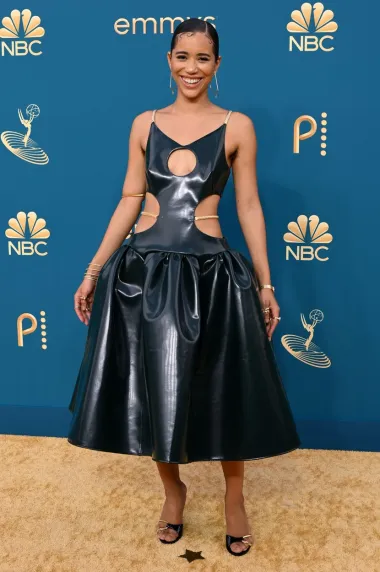 Neke dame poput Jasmin Savoy odlučile su napraviti odmak od klasičnih haljina za crveni tepih te se odlučila za haljinu  Christopher Kane. Kožna haljina rezana u gornjem dijelu i sa zlatnim detaljima izgleda pomalo punkerski. Cijeli look upotpunila je sandalama Giuseppe Zanotti s istim detaljima. 
