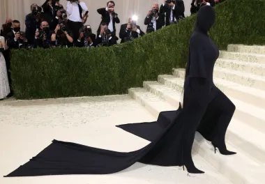 No, i Northini roditelji - Kim Kardashian i reper Kanye West, koji su se službeno razveli početkom godine, već su ranije nosili slične outfite. Na prošlogodišnjoj Met Gali reality zvijezda odjenula je crni kostim s potpisom Balenciage koji ju je prekrio od glave do pete.