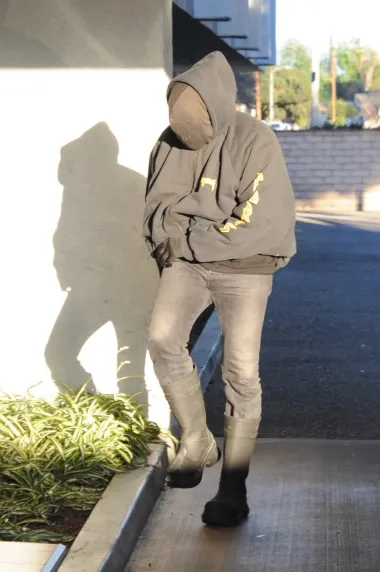 Čini se da je inspiraciju za &apos;zamaskirane&apos; outfite Kim dobila od svog bivšeg supruga Westa s kojim ima četvero djece. Prošla mu je godina bila u znaku pokrivenog lica i u puno se navrata maskom skrivao od pogleda. Ovo pojavljivanje datira iz veljače 2021. kad je reper došao u Los Angeles uoči predstavljanja novog albuma. Tad je uočen s misterioznom damom, a upravo je u tom razdoblju Kim pokrenula postupak razvoda. Uz masku je iskombinirao bomber jaknu i rukavice.