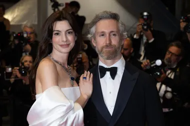 Glumica Anne Hathaway se 2012. godine udala za Adama Shulmana, dizajnera nakita i biznismena. Par se upoznao 2008. godine na filmskom festivalu u Palm Springsu, a dobili su dvoje djece - 2016. rodio im se prvi sin, a 2019. drugi sin.