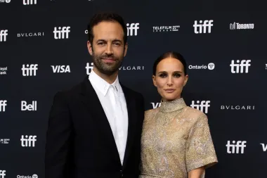 Glumica Natalie Portman i plesač Benjamin Millepied upoznali su se na snimanju filma &quot;Crni labud&quot; 2010. godine. Millepied je radio kao koreograf, a par se vjenčao 2012. godine te su dobili dvoje djece, sina i kćer.