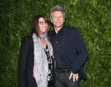 Pjevač Jon Bon Jovi i njegova supruga Dorothea Hurley dijele preslatku ljubavnu priču - njih se dvoje vole još od srednje škole, a u tajnosti su se vjenčali 1989. godine i do danas su u skladnom braku. Imaju četvero djece - tri sina i jednu kćer.
