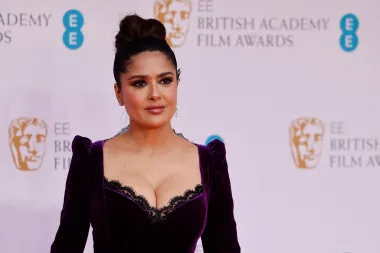 Glumačka diva Salma Hayek u dobi od 56 godina izgleda bolje no ikad, a kada je gostovala u showu &quot;Red Table Talk&quot;, otkrila je svoju tajnu gracioznog starenja. &quot;Za žene ne postoji rok trajanja. To tako mora biti. Jer činjenica je da možete biti sjajni u bilo kojoj dobi. Možete biti uspješni u bilo kojoj dobi, možete sanjati u bilo kojoj dobi, također možete biti i romantični u bilo kojoj dobi&quot;, rekla je u emisiji.