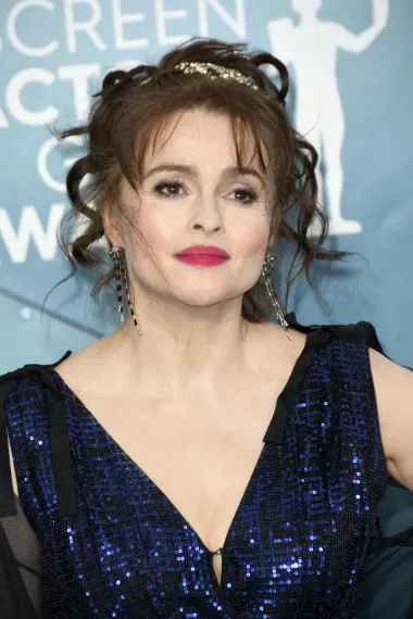 Britanska glumica Helena Bonham Carter izgleda kao djevojčica, a ima 56 godina. A najveće zasluge za svoj dobar izgled pripisala je - dobrom snu. &quot;San je najveći prirodni tvorac kolagena. Priznajem, čudno je da išta u životu napravim, s obzirom na to koliko spavam. Drijemam danju, a noću osam do devet sati provedem u snu&quot;, rekla je.