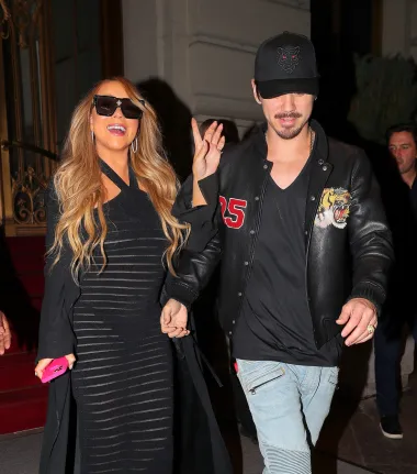 Pjevačica Mariah Carey najnoviji je primjer zanimljive kombinacije za koju nije potreban grudnjak. Kao da je znala da je 13. listopada Svjetski dan bez ovog odjevnog komada, Carey je ovih dana sa svojim partnerom Bryanom Tanakom napustila njujorški hotel. Za tu je prigodu izabrala rebrastu dugačku crnu haljinu. Ovakav odabir svakako nije svakidašnji pa ne čudi zašto je to pojavljivanje privuklo pozornost. Ipak, 53-godišnjoj pjevačici ovo nije prvo javno  pojavljivanje bez grudnjaka - za sličnu se kombinaciju u crnoj boji odlučila i 2017. kad je snimljena u Los Angelesu. Što kažeš - je li ovaj look top ili flop? 