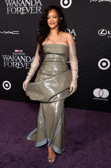 Na premijeri je 34-godišnja Rihanna zablistala, i to doslovno. Pojavila se u svjetlucavoj maksi haljini američkog dizajnera Ricka Owensa maslinaste boje. U njenom su imidžu posebno upečatljive duge rukavice koje izgledaju kao da su do kože. Cijela haljina kao i šlep dodatno su naglašene plavim obrubom. Iako je rodila prije svega šest mjeseci, pripijena joj je haljina istaknula liniju, a sve je začinila sandalama u istoj nijansi.