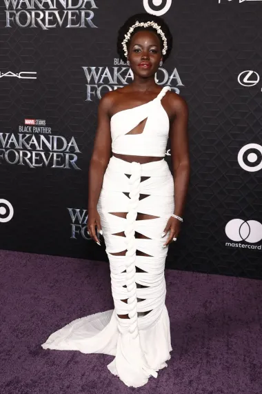 Kenijsko-američka glumica Lupita Nyong&apos;o i u nastavku &apos;Crne pantere&apos; pojavljuje se u ulozi Nakije. Za ovu je premijeru izabrala bijelu haljinu na jedno rame sa rupama i šlepom,a koju potpisuje modna kuća  Balmain. Cijelu kombinaciju upotpunila je noktima u bijeloj boji, ali i rajfom napravljenim od školjki. 