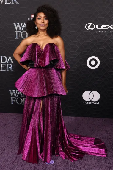 Angela Bassett koja u Marvelovom hitu igra Kraljicu Ramondu na crveni tepih je stigla u raskošnoj ljubičastoj Moschino haljini koja nikako nije mogla proći nazapaženo. 