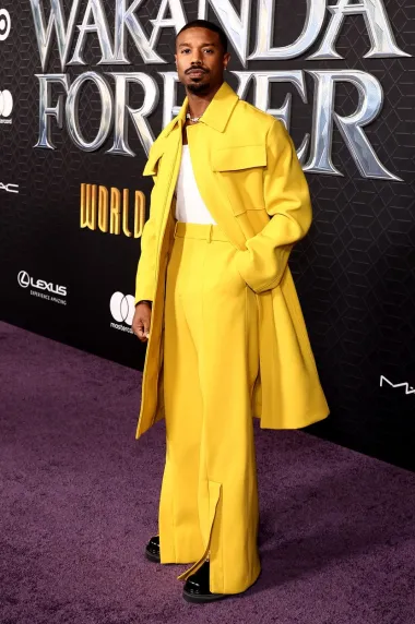 Michael B. Jordan još se 2018. godine proslavio ulogom kultnog lika Erika Killmongera u prvom nastavku hita &apos;Crna pantera&apos; i  iako je njegov lik u prvom nastavku izgubio život, Jordan bi se trebao pojaviti u drugom nastavku.  Za premijeru odabrao je Louis Vuitton kombinaciju u kojoj nikako nije mogao proći nezapaženo. Žarkoj žuto custom made široke hlače, dugačak kaput i bijela majica svakako nešto što viđamo svaki dan.