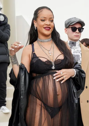 I baš zbog Fenty Beautyja, Rihanna za svoje financije nije trebala brinuti. Prošle je godine &apos;težila&apos; 1.7 milijardi kuna, a većinu profita osigurao joj je popularni brend. Nije zarađivala samo na liniji makeup proizvoda nego i na liniji donjeg rublja s njenim potpisom pod nazivom Savage X Fenty koji je napravlje za žene svih veličina.  A osim poduzetničkih pothvata, pjevačica je proteklih mjeseci uživala u partnerstvu i trudnoći. Trudnički trbuščić nije skrivala - štoviše, cijelu trudnoću ponosno je pokazivala rastući trbuh. Tako je u ožujku na Diorovu reviju u Parizu stigla u donjem rublju, čipki, lakiranim čizmama i kaputu. Takva je izdanja objašnjavala time da želi promovirati seksi trudničke stajlinge. &apos;&apos;Nakon što žene zatrudne društvo ih jednostavno etiketira kao neseksi i nametnuti su standardi da se sve skriva. Upravo zato trenutno na sebe stavljam i nešto što možda nisam ni prije trudnoće. Što oskudnije, što provokativnije i što manje materijala, to bolje za mene’&apos;, rekla je Rihanna u jednom intervjuu Budući da će joj sinčić uskoro navršiti pola godine, Rihanna se spremna vratiti i na glazbenu scenu što mnogi jedva čekaju. 
