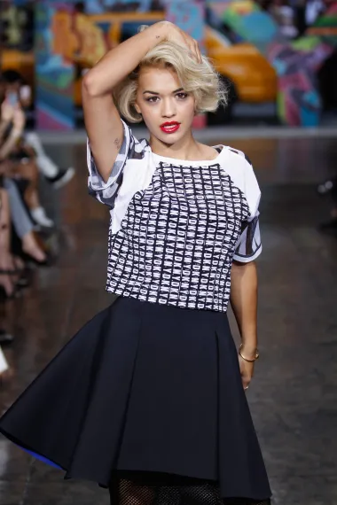 Britanska zvijezda dobro se snalazi i kao pjevačica i kao glumica, a u više navrata okušala se i u ulozi modela. Tako je 2013. godine sudjelovala na modnoj reviji brenda DKNY, u sklopu njujorškog tjedna mode. I zbilja je &apos;rasturila&apos;.