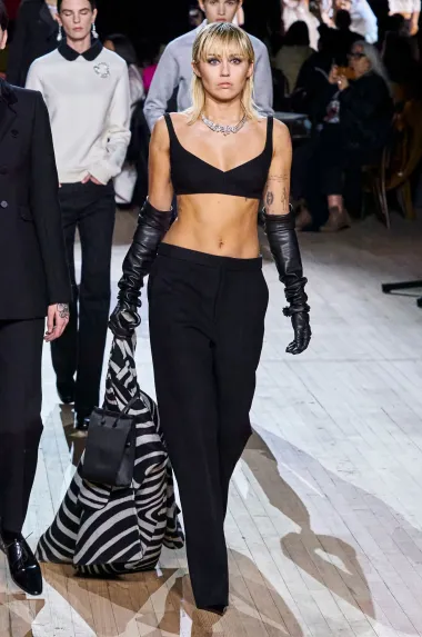 Popularna pjevačica na modnoj pisti se pojavila 2020. godine na reviji Marca Jacobsa, a za tu je prigodu nosila upečatljivi crni outfit koji je u potpunosti u skladu s njezinim i inače malo ekscentričnim modnim stilom. 