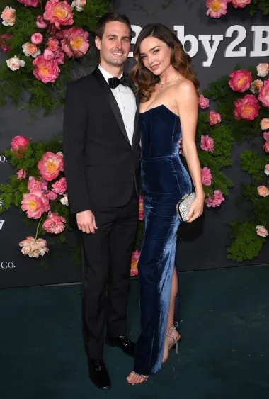 Hodajući crvenim tepihom povodom Baby2Baby gala večeri, australska manekenka otkrila je za People da ju muž nagovara da prošire obitelj. Miranda i Evan Spiegel imaju dva sina, Mylesa i Harta, dok ona ima i 11-godišnjeg sina Flynna iz braka s Orlandom Bloomom. Je li vrijeme za djevojčicu?