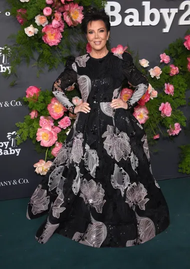 Majka klana Kardashian pojavila se u dramatičnoj crnoj toaleti sa srebrnim printom, dugim puf rukavima i okruglim ovratnikom. Haljina je djelo modnog dizajnera Elieja Saaba.