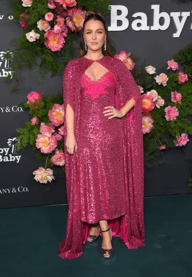 Britanska glumica Camilla Ludington odjenula je svjetlucavu haljinu do gležnjeva u boji fuksije i predivnu elegantnu pelerinu koja dolazi uz haljinu. Poput haljine Alessandre Ambrossio i njezina dolazi iz radionice Monique Lhuiller.