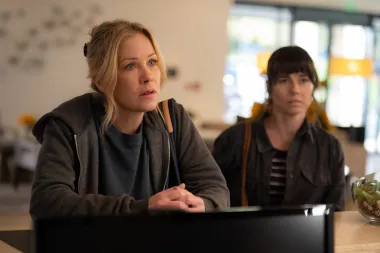 Dok je snimala posljednju sezonu Netflixove uspješnice &quot;Dead to Me&quot;, Applegate je saznala da boluje od multiple skleroze, a nedavno je u intervjuu za Variety izjavila bi da bi to mogao biti njezin posljednji glumački angažman. &quot;Jen Harding je taj lik koji će, vrlo vjerojatno, biti posljednji koji ću glumiti. S mojom bolešću ne znam koliko sam sposobna. Ali ovo je bio dar. Ovo mi je bio dar&quot;, rekla je u intervjuu i dodala da su na setu serije svi bili vrlo susretljivi, ali da joj je bilo jako izazovno odraditi posao kako treba. &quot;Moralo je biti hladno, jer je toplina naš kriptonit. Ne možeš ni raditi tih 18 sati dnevno. Bilo je to nemoguće&quot;, rekla je. Ipak, ona i dalje ne odustaje, a iako možda više neće glumiti, nada se nekom drugom poslu u Hollywoodu.