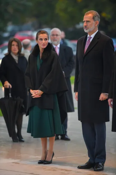 Posebno su upečatljive bile kraljičine naušnice Jardín del Aire španjolskog brenda Gold &amp; Roses, ali i prsten. Upravo je nakit neizostavan dio brojnih kombinacija španjolske kraljice. Iako Letizia često bira high street brandove i jeftiniji nakit, za službeni posjet Zagrebu odlučila se za skupocjeni imidž. Šuška se, naime, da naušnice koje je nosila u srijedu stoje dvije tisuće eura!