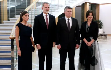 Nakon dana prepunog aktivnostima i sastancima, kraljevski se par zaputio na svečanu večeri koju su im domaćini priredilii u Uredu predsjednika. Dan su počasni gosti te predsjednik i prva dama zaokružili svečanijim stajlinzima. Letizia je zablistala u haljini poluotvorenih ramena kakav ne viđamo često tijekom kraljevskih posjeta. Kraljičinu haljinu potpisuje španjolski brand Bounet, a najupečatljivi je svakako obrub od cirkona. Isti je model dostupan u midi i maxi dužini, a kraljica je ostala vjerna midi modelu, a koji stoji 490 eura. Istu je haljinu već nosila u srpnju na dodjeli nagrade zaklade Princess of Girona. I navečer se kraljica pojavila već viđenim štiklama Caroline Herrere od brušene kože, a sve je &apos;začinila&apos; dijamantnom narukvicom, ali i naušnicama koje je prije više od 40 godina nosila njena prethodnica, kraljica Sofija.