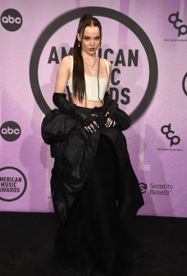 Dove Cameron, koja je osvojila nagradu za novog umjetnika godine, a koju pamtimo kao plavokosu slatkicu nalik Barbie, ovog se puta odlučila za gotički glamur s potpisom Marca Jacobsa.