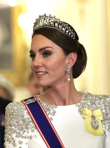 Dijani su pripadale i dijamantne naušnice s biserima koje je Kate nosila na spomenutoj večeri, dok joj je desnu ruku krasila troredna biserna narukvica kraljice Elizabete II. , a vidjet ćeš je u nastavku. 