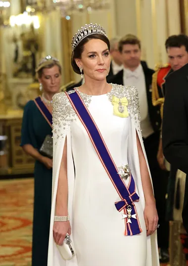 Kate je uz vjenčanicu koja joj je diskretno i elegantno isticala figuru, uparila clutch torbicu Alexandera McQueena i štikle Gianvito Rossi. Složit ćeš se, princeza je izgledala baš kao iz bajke. 