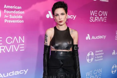 Prije nego što je postala pjevačica, Halsey je sa 17 godina doživjela slom i pokušala je počiniti samoubojstvo. Nedugo nakon toga dijagnosticiran joj je bipolarni poremećaj. Halsey se oglasila na svom Twitter profilu kako bi podsjetila druge da omalovažavanje stanja u kojem se nalaze oni ili netko njima blizak nikada nije u redu. &quot;Posvetila sam svoju karijeru tome da progovorim i pružim uvid u bipolarni poremećaj i jako sam uznemirena onime što vidim. Manična epizoda nije šala. Ako ne možete ponuditi razumijevanje ili suosjećanje, ponudite svoju šutnju.&quot;