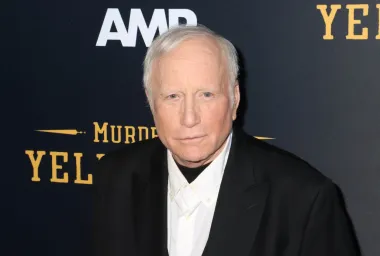 Dobitnik Oscara i zvijezda legendarnih &quot;Ralja&quot;, Richard Dreyfuss, ekstremne promjene raspoloženja primijetio je već u dobi od 14 godina, no živio je sa simptomima neliječenog bipolarnog poremećaja sve do 1995. kada je zatražio liječenje od terapeuta za svoju bolest u kasnim 40-ima. A anksioznost koja je dolazila s njegovim bipolarnim poremećajem nekada je bila toliko jaka da se osjećao kao da je noć prije ispita, a ti ne znaš ništa iz tog predmeta. &quot;Živio sam taj osjećaj svaki dan, svake minute, cijelog života&quot;, rekao je za People 2013.