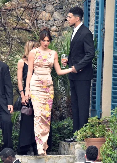 Još jedna kontroverzna kombinacija stiže iz klana Kardashian-Jenner, a riječ je o outfitu manekenke Kendall Jenner u kojem se pojavila na vjenčanju Kourtney Kardashian i Travisa Barkera koje se u svibnju održalo u Italiji. Naime, Kendall je za tu prigodu odabrala usku Dolce &amp; Gabbana haljinu koja joj je zbog iznimnog uskog kroja otežavala kretanje. U videu koji je njezina sestra Kylie Jenner objavila na svom Instagram profilu jasno se vidi se kako se Kendall muči hodati po stepenicama, a snimka je ubrzo postala viralna. Članovi društvenih mreža su komentirali da je Kendall trebala izabrati drugu haljinu, ali i da je Kylie videom ponizila svoju sestru.