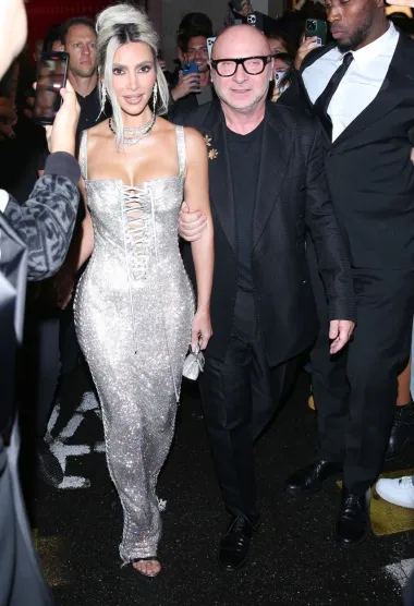 Kim Kardashian imala je još jedan nezgodni modni momenat ove godine, i to na milanskom tjednu mode koji se održavao u rujnu. Osim što je prošetala modnom pistom na Dolce &amp; Gabbana reviji, Kim se pojavila i na after partyju nakon revije - u kombinaciji koja joj je izazvala mali problem. Naime, u videu koji je na TikToku objavila njezina prijateljica vidi se kako se reality zvijezda muči popeti uz stepenice u svojoj uskoj svjetlucavoj haljini. Bila joj je tako tijesna i duga da je doslovno morala preskakati stepenice, a nije mogla ni ući u auto bez pomoći. Dakako, video je postao viralan i izazvao smijeh i posprdne komentare na društvenim mrežama. 