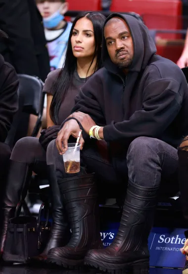 Osim što u posljednje vrijeme zgražava javnost svojim kontroverznim izjavama, američki reper i bivši suprug Kim Kardashian voli provocirati i svojim kontroverznim modnim kombinacijama. Tako je na sebe navukao bijes javnosti ove jeseni kada se na pariškom tjednu mode pojavio u majici s natpisom &apos;White Lives Matter&apos; (životi bijelaca su važni). Kasnije je u intervjuu rekao da misli da je njegova majica baš zabavna te da su njegova &apos;povezanost s Bogom&apos; i njegova &apos;briljantnost&apos; inspirirali njegov modni odabir. Do danas je pjevač zbog svog kontroverznog ponašanja izgubio milijarde dolara, ponovno je suspendiran na Twitteru, a i brojni su modni brendovi prekinuli suradnju s njim.  