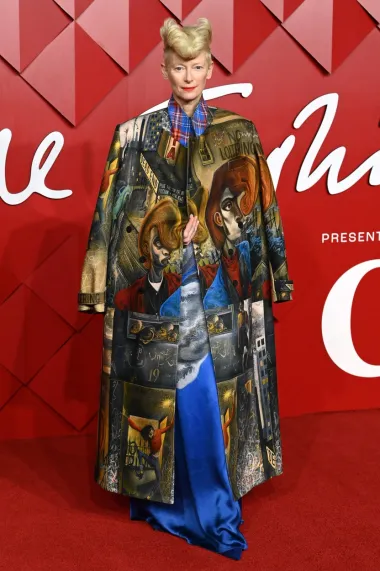 U neobičnoj kreaciji Charles Jeffrey LOVERBOY pojavila se glumica Tilda Swinton - nosila je haljinu i kaput neobičnog dizajna, a sve je upotpunila još neobičnijom frizurom.