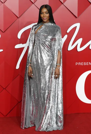 Legendarna manekenka Naomi Campbell na crvenom je tepihu doslovno - zablistala. Nosila je Valentino haljinu u srebrnoj boji u kojoj je izgledala zapanjujuće, a upotpunila ju je jednostavnim srebrnim nakitom.
