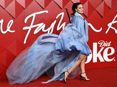 Plus size manekenka Ashley Graham crvenim je tepihom prošetala u nebo plavoj haljini s tilom, a odlučila se za jednostavne crne sandale i još jednostavniji make up.