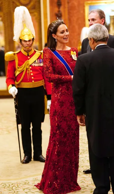 Dijamantnu tijaru princeze Margaret, Kate je već nosila na diplomatskom prijemu u palači 2013. Inače, unazad deset godina, Kate Middleton mnoge je svečane kombinacije začinila tijarom, no treba reći da su princezi, uz ovu, na raspolaganju još dvije tijare. Jedna je &apos;Cartier Halo&apos;  - ona koju je imala na dan vjenčanja, a druga se tijara naziva &apos;Lover&apos;s Knot&apos;  i nosila ju je njena pokojna punica, princeza Diana. 
Ipak, u manje od mjesec dana Kate se dvaput odlučila za treću opciju, odnosno tijaru princeze Margaret. Čini se da nije pogriješila jer su mnogi ostali zadivljeni njenom jučerašnjom kombinacijom.