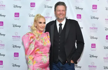Na iznenađenje mnogih, na trećem mjestu najbolje plaćenih parova u 2022. godini našao se jedan glazbeni par, a to su Gwen Stefani i njezin partner Blake Shelton. Slavni glazbenici upoznali su se tijekom snimanja glazbenog showa The Voice u kojem su oboje bili članovi žirija, a njihova godišnja zarada od 108 milijuna dolara mnoge bi mogla zapanjiti. Osim što imaju impresivne glazbene karijere, Shelton, primjerice, po sezoni The Voicea navodno zarađuje oko 13 milijuna dolara. 