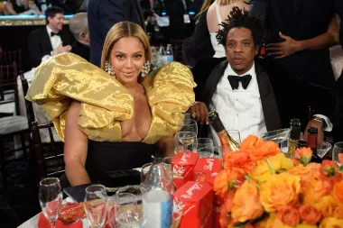 Osim što su iznimno uspješni u svijetu glazbe, Beyoncé i Jay-Z bave se i investicijama i imaju vlastite kompanije što ih čini petim parom s najvećom zaradom u ovoj godini. Prema procjenama, moćni glazbeni dvojac godišnje zajedno zaradi oko 63 milijuna dolara. Beyonce je ponajviše fokusirana na svoju glazbenu karijeru, no ima i vlastitu liniju odjeće, dok se njezin suprug uvelike bavi i ulaganjima u različite kompanije. 
