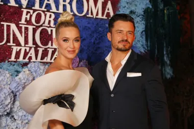 Godišnji prihodi pjevačice Katy Perry i njezinog zaručnika, slavnog glumca Orlanda Blooma u 2022. su iznosili oko 48 milijuna dolara. Osim što sjajno zarađuje kao glazbenica, pjevačica je bila i sudac u Američkom Idolu posljednjih pet godina, zarađujući nevjerojatnih 25 milijuna dolara po sezoni. Glumac, s druge strane, gradi uspješnu filmsku karijeru, a iduće godine izlazi njegov novi film &apos; Gran Turismo&apos;.