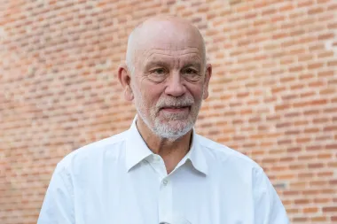 John Malkovich američki je glumac, producent i redatelj hrvatskog, njemačkog i škotskog podrijetla, nekoliko puta nominiran za Oscara. Poznat je po nizu zapaženih uloga u filmovima, a rođen je američkoj državi Illinois, u obitelji hrvatskih iseljenika - njegovi djed i baka po ocu bili su Hrvati, porijeklom iz Ozlja sjeverno od Karlovca.