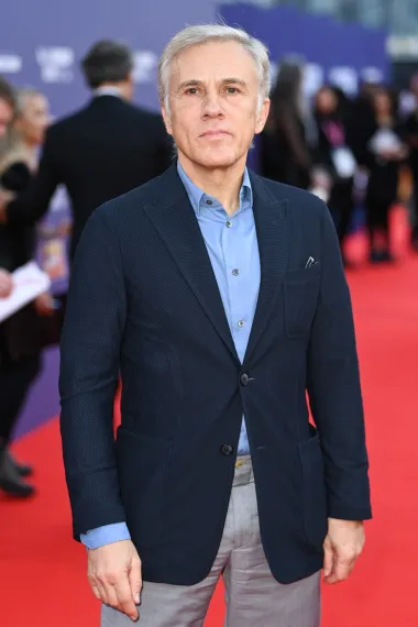 A hrvatskih je korijena i austrijsko-njemački glumac i oskarovac Christoph Waltz, glumačka legenda koji smo gledali u filmovima poput &quot;Nemilosrdni gadovi&quot;, &quot;Odbjegli Django&quot;, &quot;Spectre&quot; i brojnim drugima. Rođen je u Beču, a sin je Nijemca Johannesa Waltza i Austrijanke Elisabeth Urbančić, poznate kostimografkinje hrvatsko-slovenskog podrijetla.