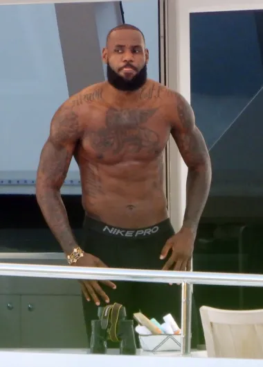 Slavni košarkaš Los Angeles Lakersa, LeBron James, ove je godine snimljen kako uživa na svojoj jahti, a pokazao je i da su se svi košarkaški treninzi itekako isplatili. Ovaj 37-godišnji košarkaš može se pohvaliti savršenim tijelom, a velik broj tetovaža na njemu još su jedan dodatak koji ga čini neodoljivim. A osim dobrog izgleda ide mu i u karijeri, jer je najplaćeniji sportaš u povijesti NBA lige, a čak mu i privatni život cvjeta - ima troje djece sa svojom suprugom Savannom Brinson, s kojom je još od srednje škole.