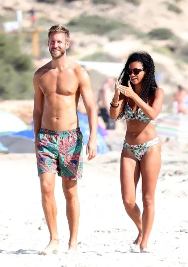 Slavni škotski DJ Calvin Harris reda hit za hitom, a ove je godine čak trebao nastupiti i u Splitu, međutim nastup nije održan. No paparazzi su ga snimili kako uživa na plaži sa svojom djevojkom, britanskom novinarkom Vick Hope, s kojom se i zaručio u svibnju ove godine. Ono što je obožavateljicama &quot;zapelo&quot; za oko definitivno je njegovo tijelo. Iako možda nije isklesano kao kod ostalih frajera s ovog popisa, nema sumnje da odlično izgleda.