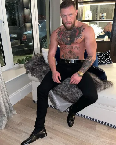 Irac Conor McGregor borac je mješovitih borilačkih vještina i prvak lake kategorije UFC-a, a osim uspješne borilačke karijere, može se pohvaliti i odličnom figurom i isklesanim tijelom, ukrašenim s nekoliko velikih tetovaža. A kada nije u akciji u oktogonu, ovaj zgodni boksač vrijeme provodi sa svoje troje djece i svojom zaručnicom Dee Devlin.