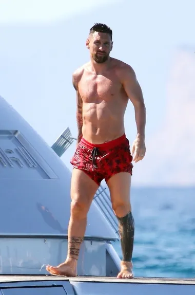 Kakav bi to popis seksi muškaraca bio, a da na njemu nema nogometaša? Prvi od njih je zgodni Messi, jedan od najboljih nogometaša svijeta, kojeg smo na ovogodišnjem Svjetskom prvenstvu gledali u dresu Argentine. A izgleda sjajno i kada nije u dresu - uvijek je u top formi i također ima nekoliko tetovaža na svom isklesanom tijelu. I on, kada nije na terenu, najradije je sa svoje troje djece i predivnom suprugom Antonellom Roccuzzo.