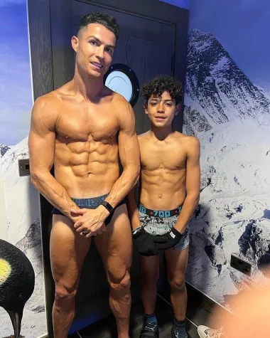 Drugi nogometaš, a ujedno i posljednji na našoj listi seksi frajera sa savršeno isklesanim tijelom, je i Portugalac Cristiano Ronaldo. Možda je rano ispao sa Svjetskog prvenstva, ali je i dalje jedan od najzgodnijih nogometaša sa zavidnim &quot;six-packom&quot;, a to zna i njegova partnerica Georgina Rodriguez, koja ga vjerno bodri na svakoj utakmici.