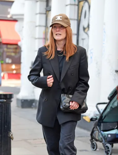 Iako se na crvenom tepihu uvijek pojavljuje u glamuroznim izdanjima, holivudska zvijezda Julianne Moore nema nikakvih problema s pokazivanjem svog lica bez šminke. Tako je viđena i u londonskom Notting Hillu u skroz sportskom izdanju – nosila je crni sako oversized kroja i traperice, a ovaj ležerni look začinila je šiltericom. 