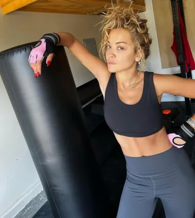 Britanska pjevačica i glumca kosovskog podrijetla često pokazuje svoje lice bez šminke, a prirodni look joj zaista super stoji. Na svom Instagram profilu 32-godišnja Rita voli dijeliti svoje fotografije pa je tako sa svojim pratiteljima podijelila i selfie iz teretane u skroz opuštenom izdanju i bez imalo make-upa te pokazala svoj zaista savršeni ten.
