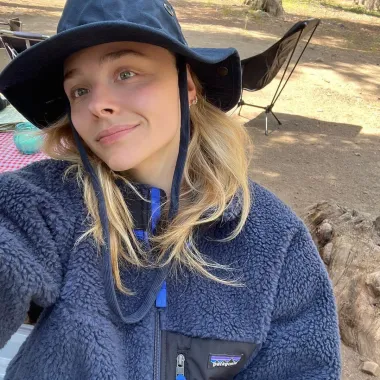 Talentiranoj mladoj glumici tek je 25 godina pa joj šminka nije ni potrebna jer ima blistav i lijep ten. Mlada Chloë već je uspjela izgraditi prilično uspješnu filmsku karijeru, a glumila je i u pustolovnom hitu &apos;Hugo&apos; Martina Scorsesea te u mračnoj komediji &apos;Sjene tame&apos; koju je režirao Tim Burton. 